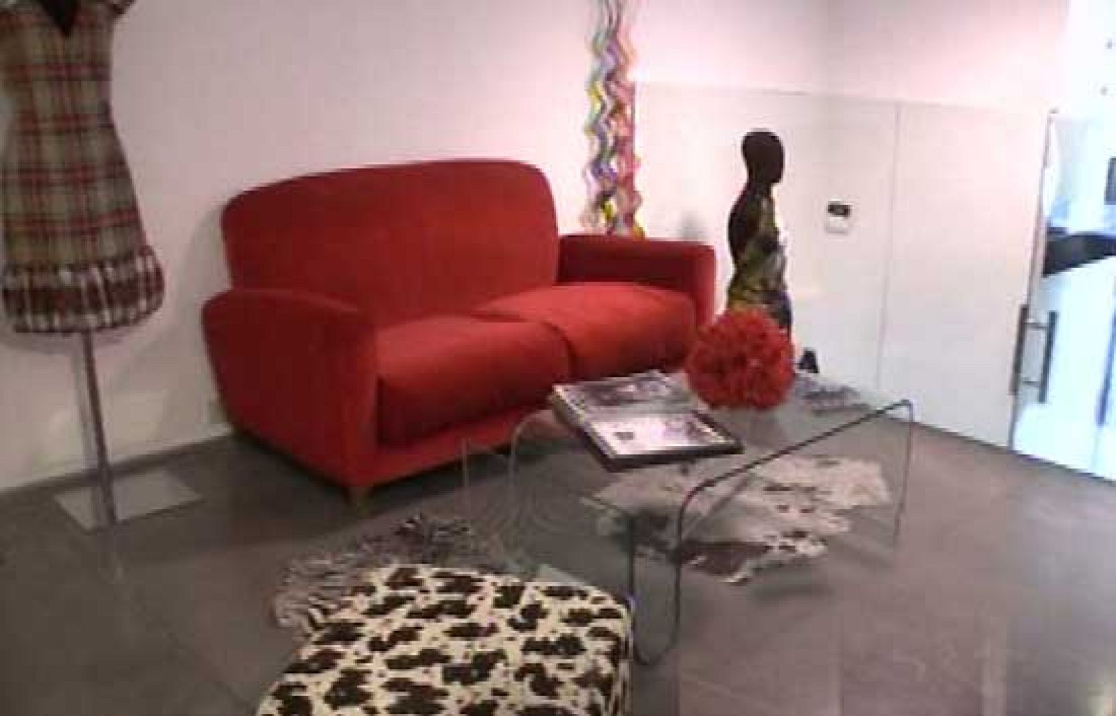 Ropa anti-estrés, tejidos con olor a vainilla, anti-manchas...Y bolsos de diseño moderno y atrevido entre catas de vino. Todo ello en un local que acaba de abrirse en Madrid.