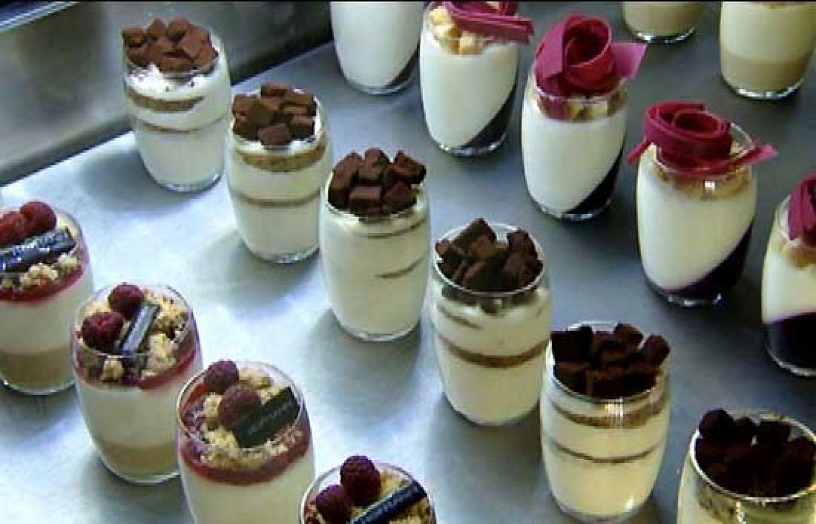 Del libro de recetas a la clase práctica. Mey Hofmann nos deja entrar en su famosa escuela. Y esta vez toca hacer algo dulce, porque es una de las pasiones de una de las grandes cocineras de España.