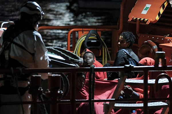 Telediario 1 - Se triplica la llegada de mujeres y niños por la ruta canaria