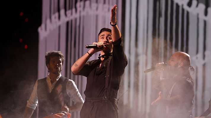 Rayden canta "Calle de la llorería" en la final