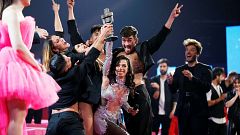 Benidorm Fest - Blas Cantó entrega el Micrófono de Bronce a Chanel