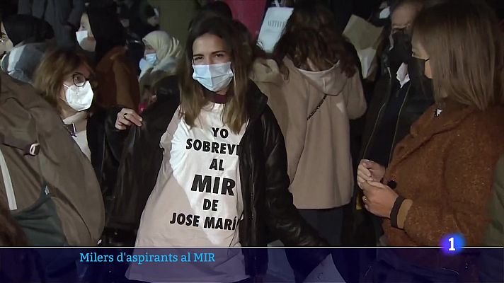 L'Informatiu - Els aspirants al MIR celebren el final de la travessia