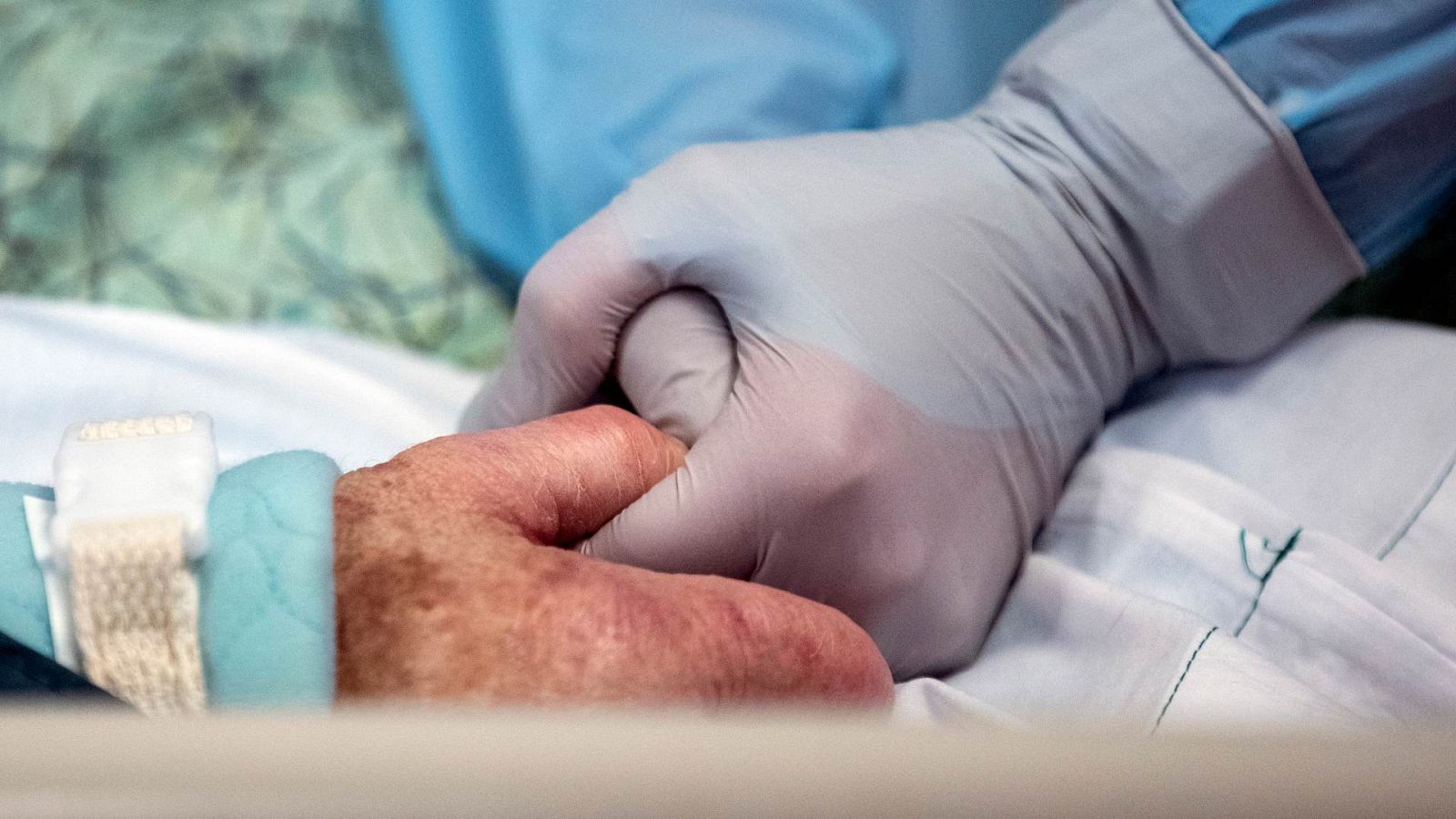 2.000 pacientes de coronavirus permanecen ingresados en la UCI | Ver