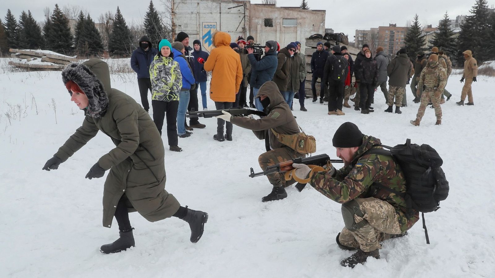 Cientos de voluntarios ucranianos reciben entrenamiento militar