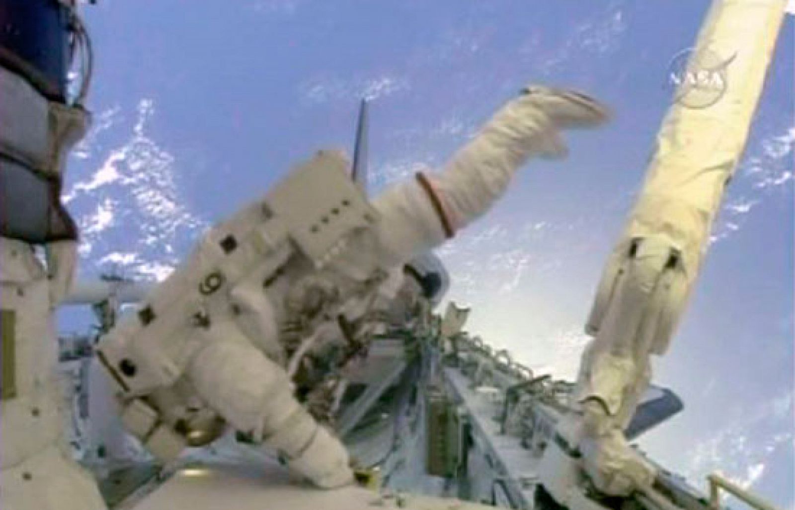 Los astronautas del Atlantis completan el primer paseo espacial de la misión