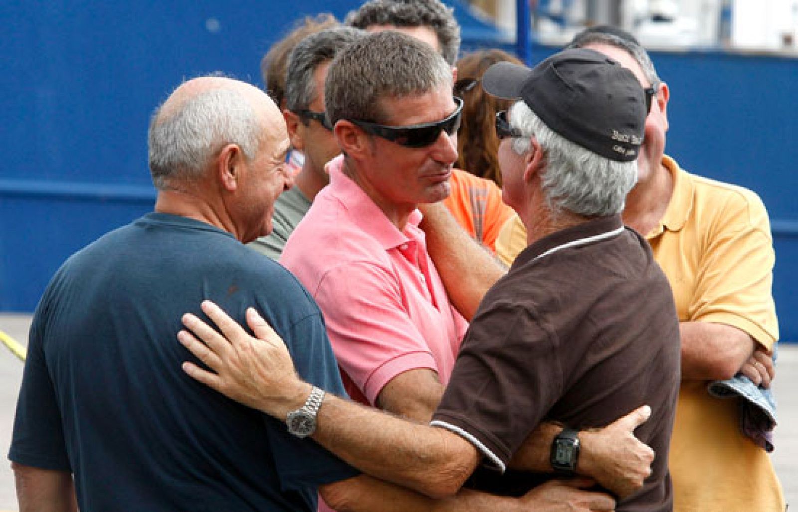 Sin palabras, la emoción les impedía hablar. Solo abrazos, besos y lágrimas.