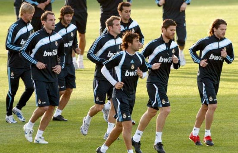 El Real Madrid se mide al Racing de Santander con el objetivo de sumar tres puntos que podrían hacer que llegase líder al enfrentamiento contra el FC Barcelona. 