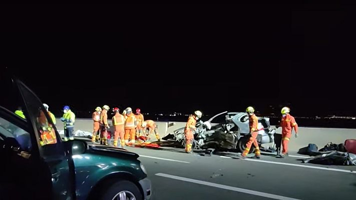 Telediario 1 - Mueren cindo personas en un accidente de tráfico en la A-7