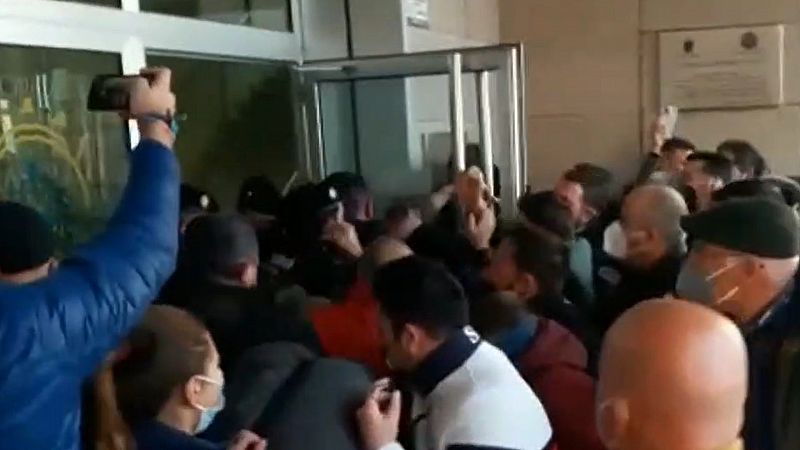 Un grupo de ganaderos irrumpe en el pleno del Ayuntamiento de Lorca en defensa de las macrogranjas