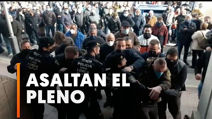 Modo Digital - Un grupo de ganaderos entran por la fuerza en el pleno del Ayuntamiento de Lorca