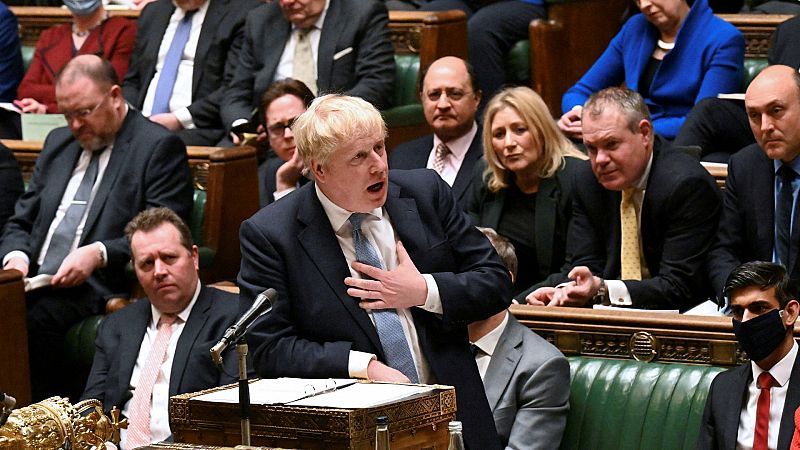 Johnson pide perdón por las fiestas en Downing Street pero rechaza dimitir 