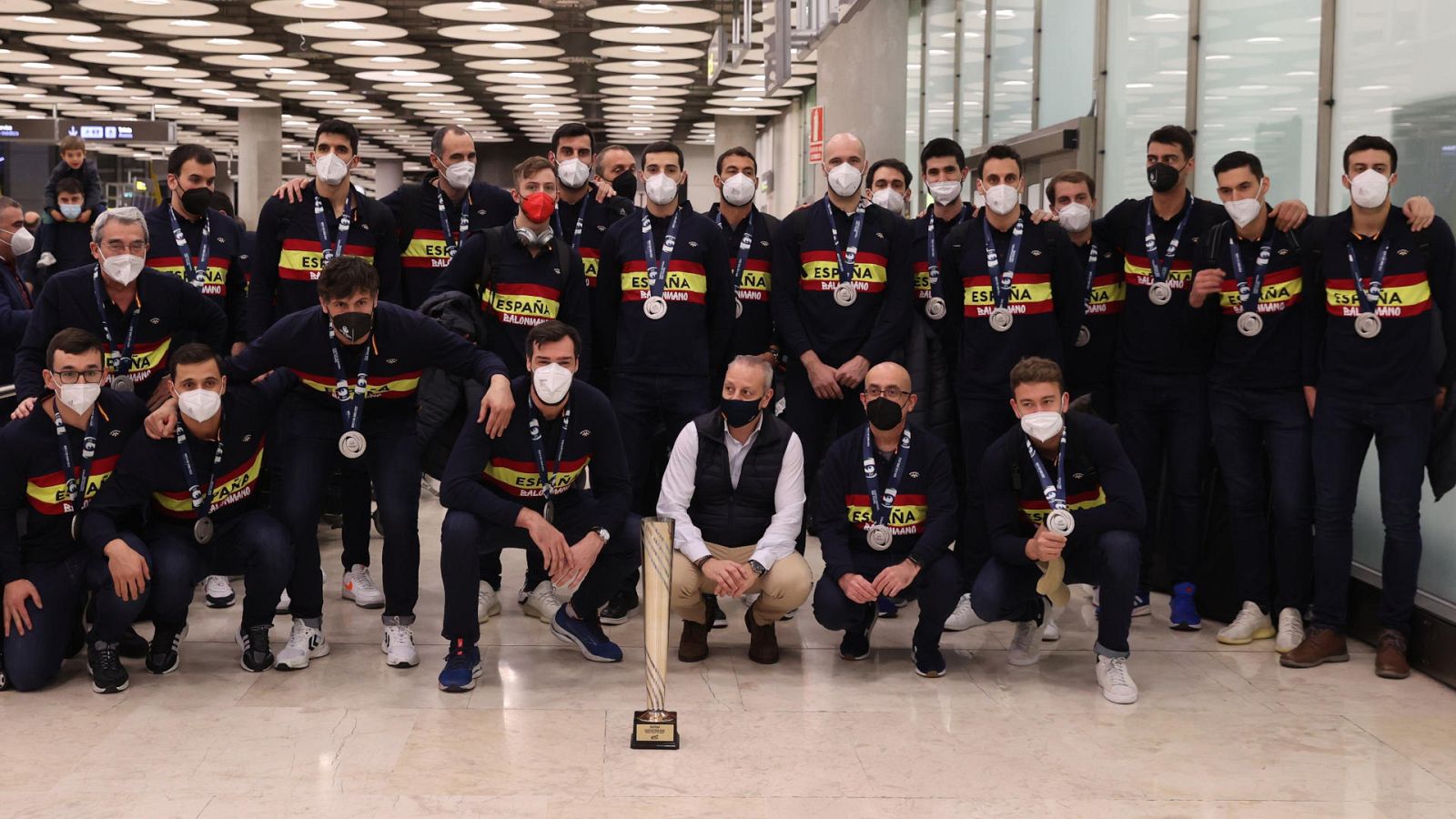 Los Hispanos ya están en España "conscientes del valor" de su plata -- Ver ahora