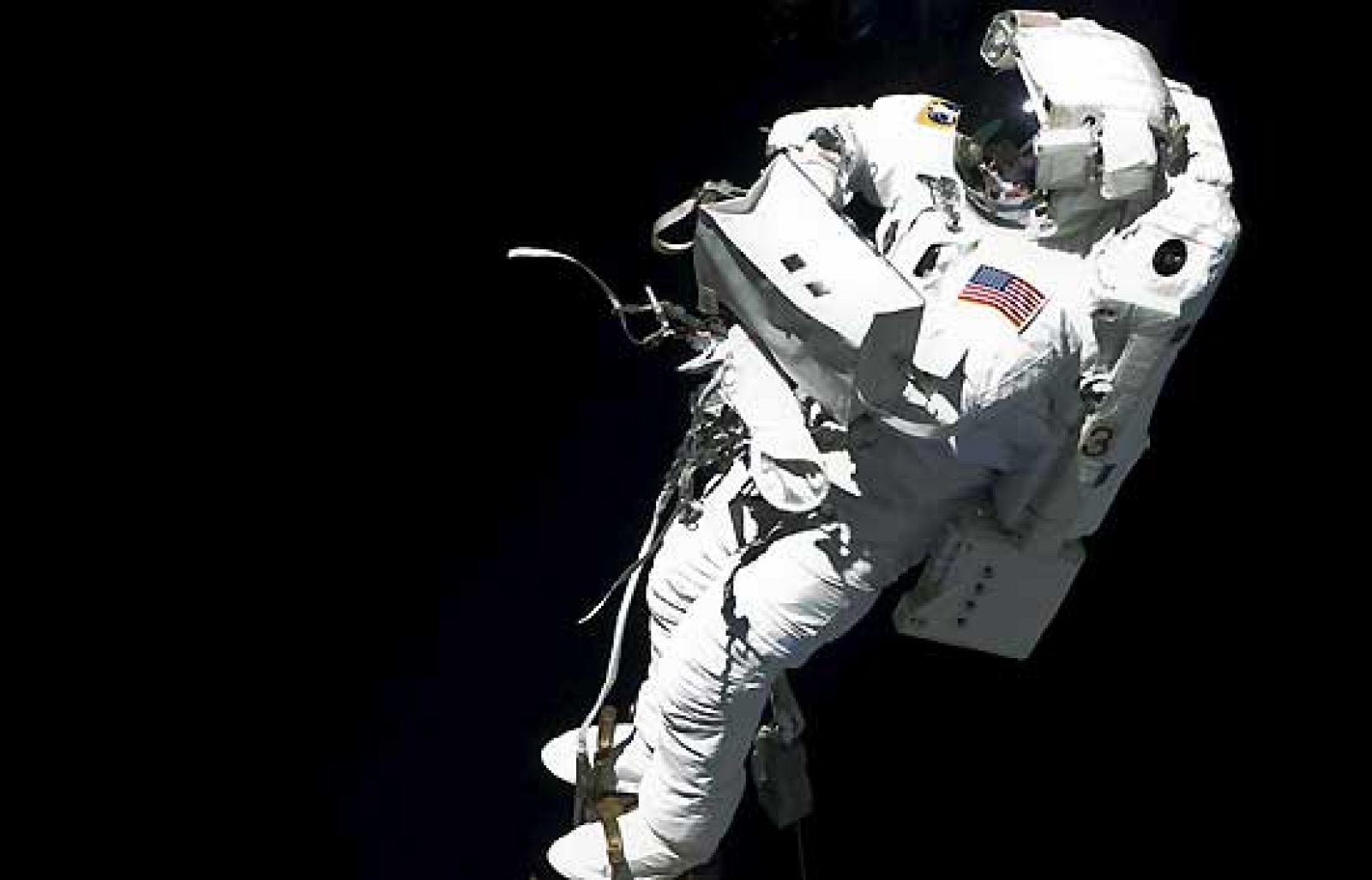  Los astronautas Mike Foreman y Randy Bresnik han iniciado la segunda caminata espacial para instalar un adaptador al laboratorio europeo "Columbus" de la Estación Espacial Internacional (ISS) y una antena adicional para radioaficionados.