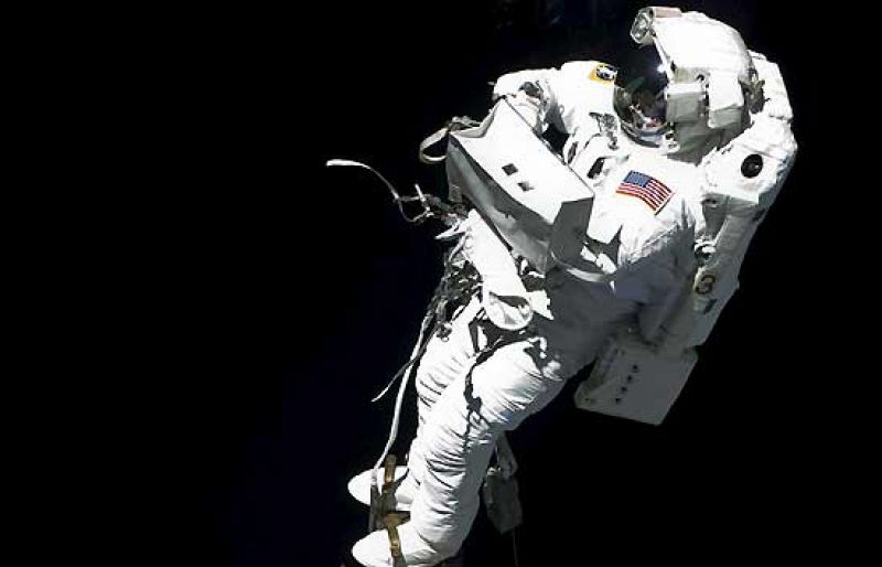 Los astronautas Mike Foreman y Randy Bresnik han iniciado la segunda caminata espacial para instalar un adaptador al laboratorio europeo "Columbus" de la Estación Espacial Internacional (ISS) y una antena adicional para radioaficionados.