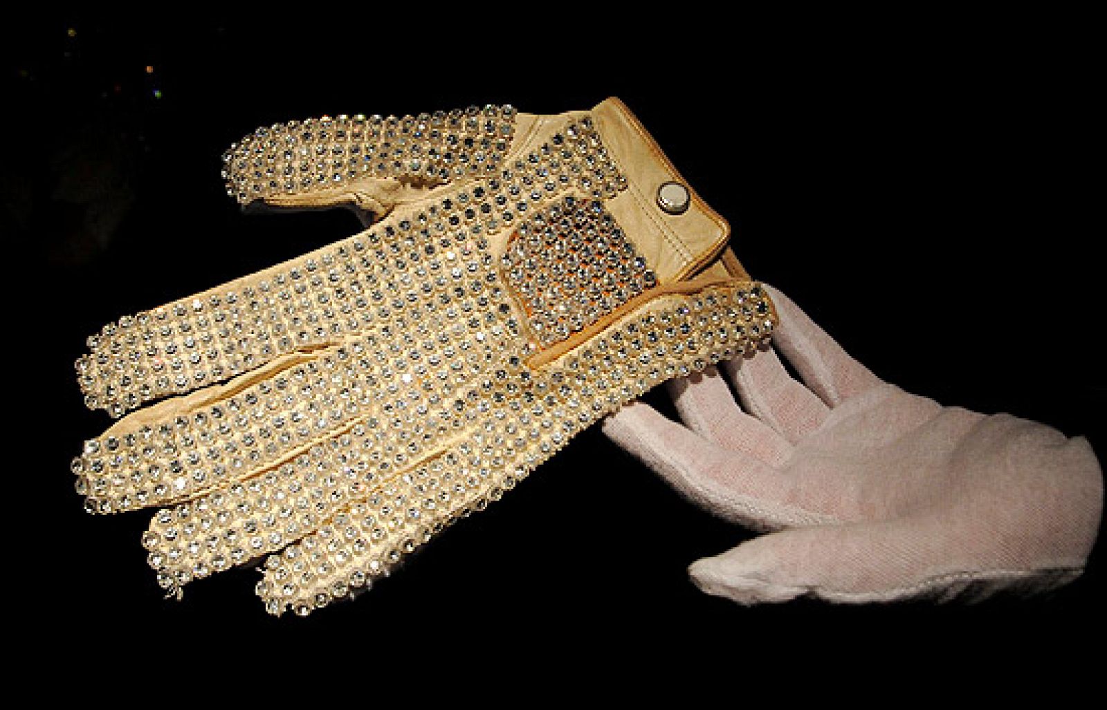 El guante de Michael Jackson vendido en 350.000 dólares | Ver