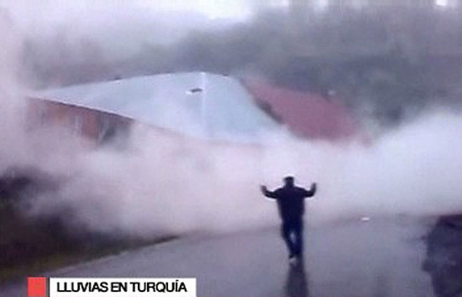 Desesperado al ver su casa caer | Ver