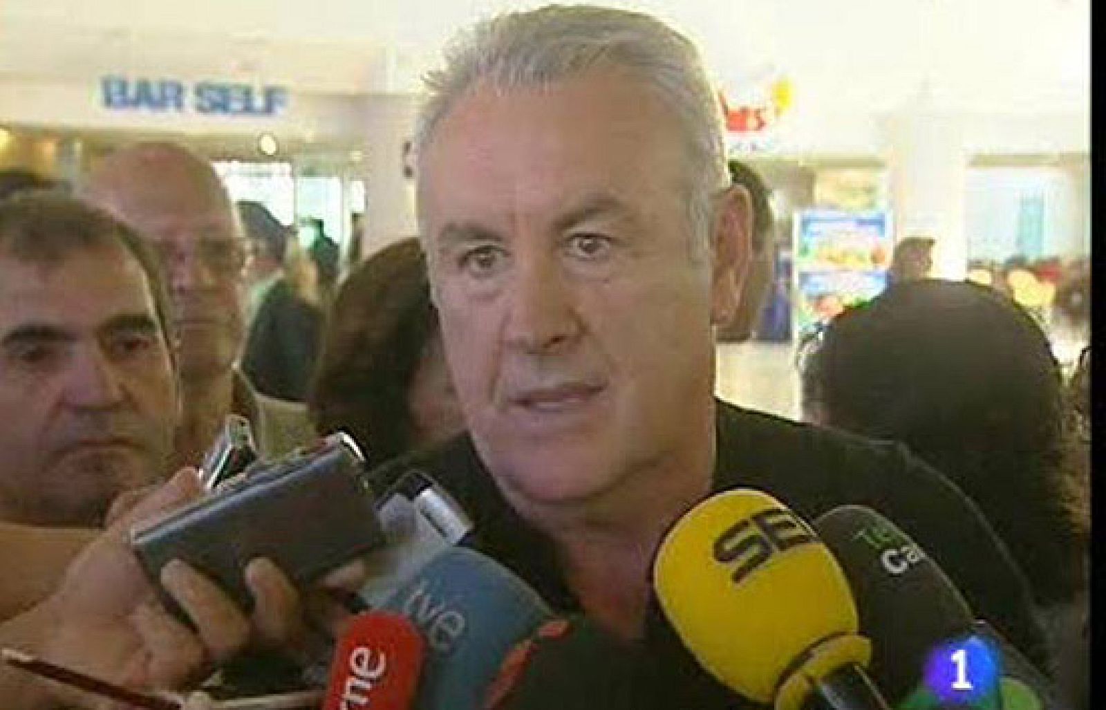  El coordinador de IU, Cayo Lara, acusó hoy en Lanzarote al Gobierno de España de dar un "trato inhumano" a la activista saharaui Aminetu Haidar, y exigió que haga cumplir su voluntad de regresar a El Aaiún, de donde fue expulsada el 14 de noviembre por las autoridades de Marruecos.