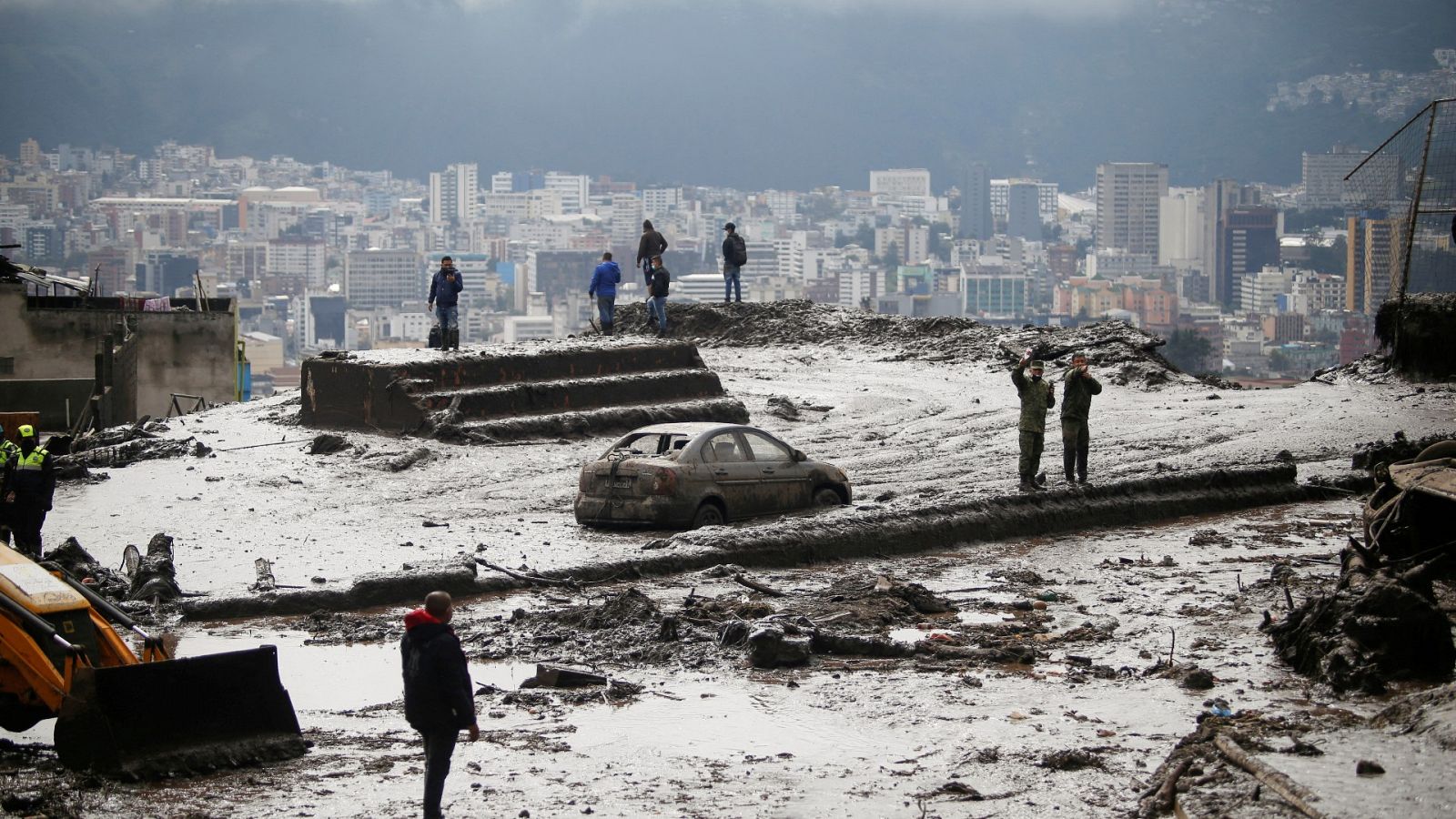 Buscan supervivientes tras el alud de lodo que arrasó un barrio de Quito