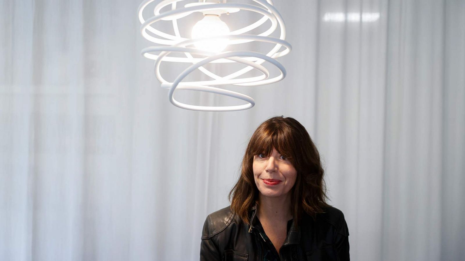 'Bajo la mirada del dragón despierto', libro de Mavi Doñate | Ver