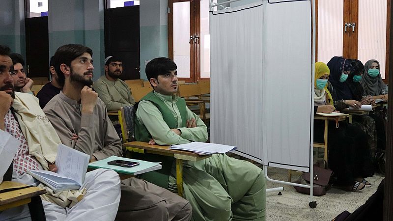 Afganistán reabre las universidades con segregación por sexos