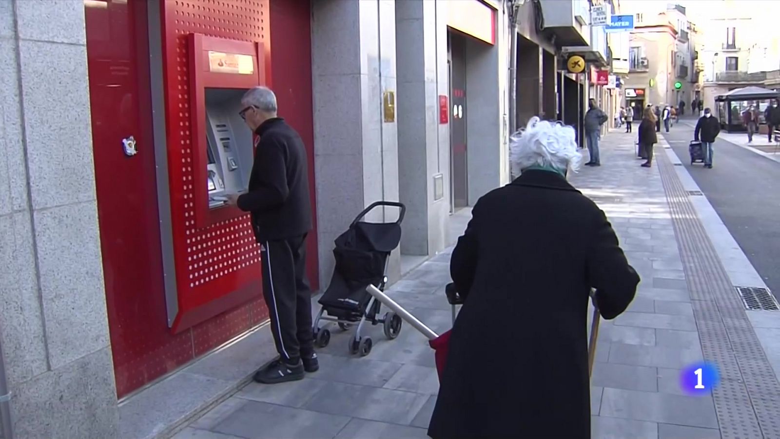 El problema de la gent gran: 500 municipis de Catalunya no tenen caixers      