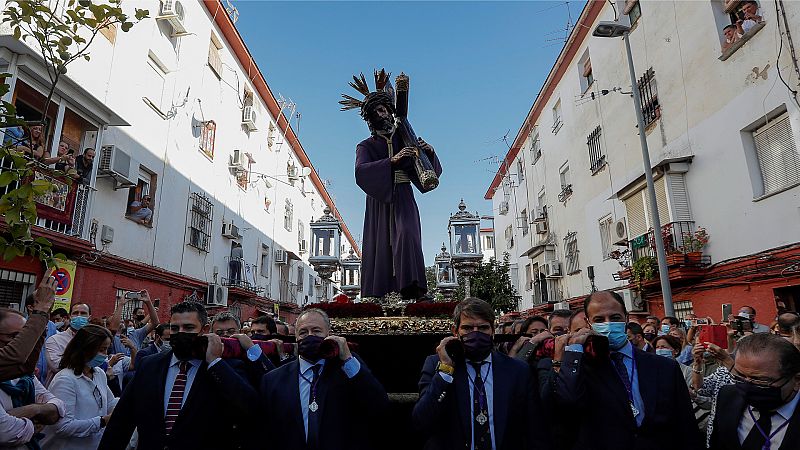 Los costaleros de Sevilla ensayan con medidas anticovid para la Semana Santa