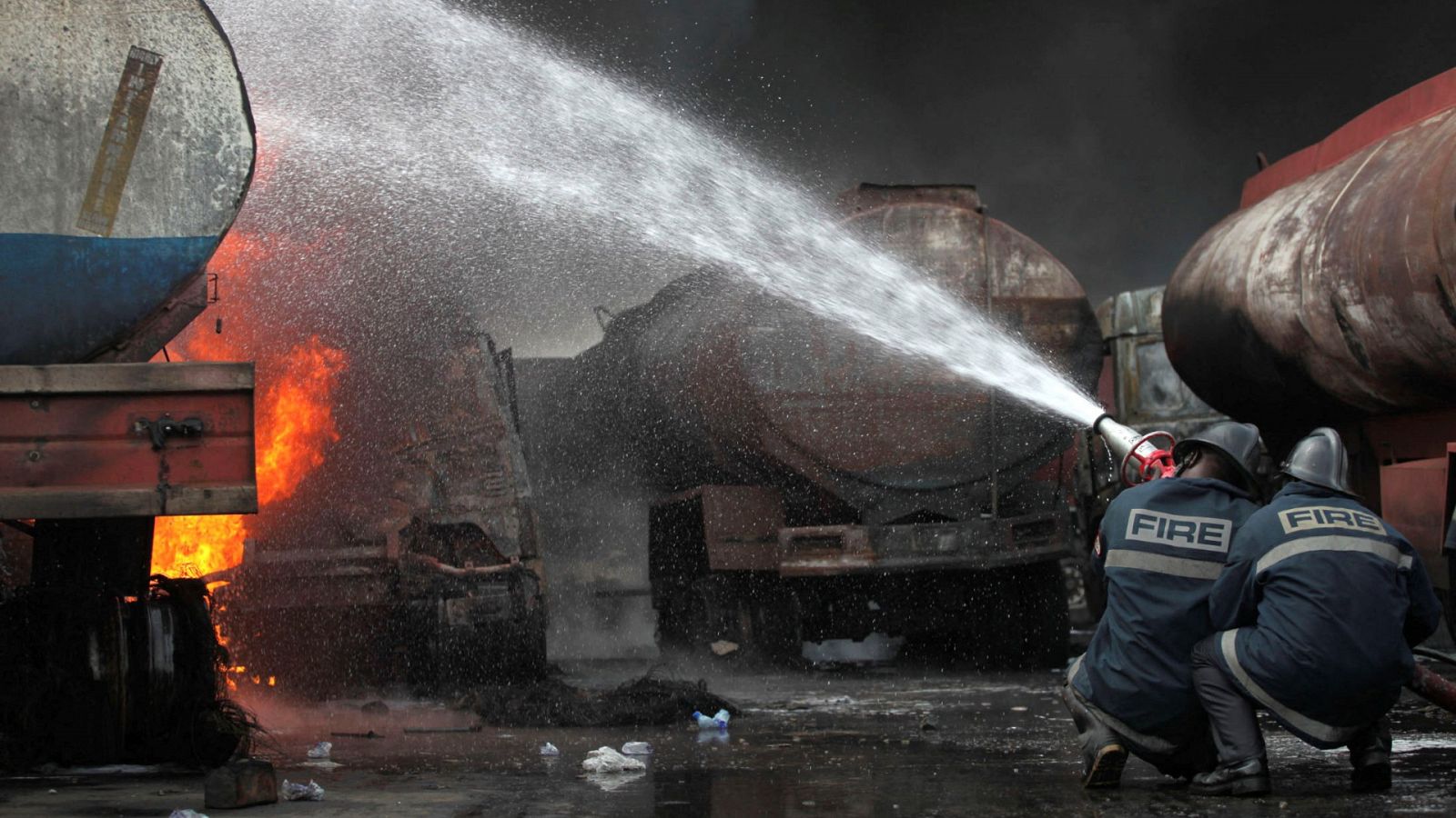 Explota un buque petrolero frente a la costa de Nigeria 