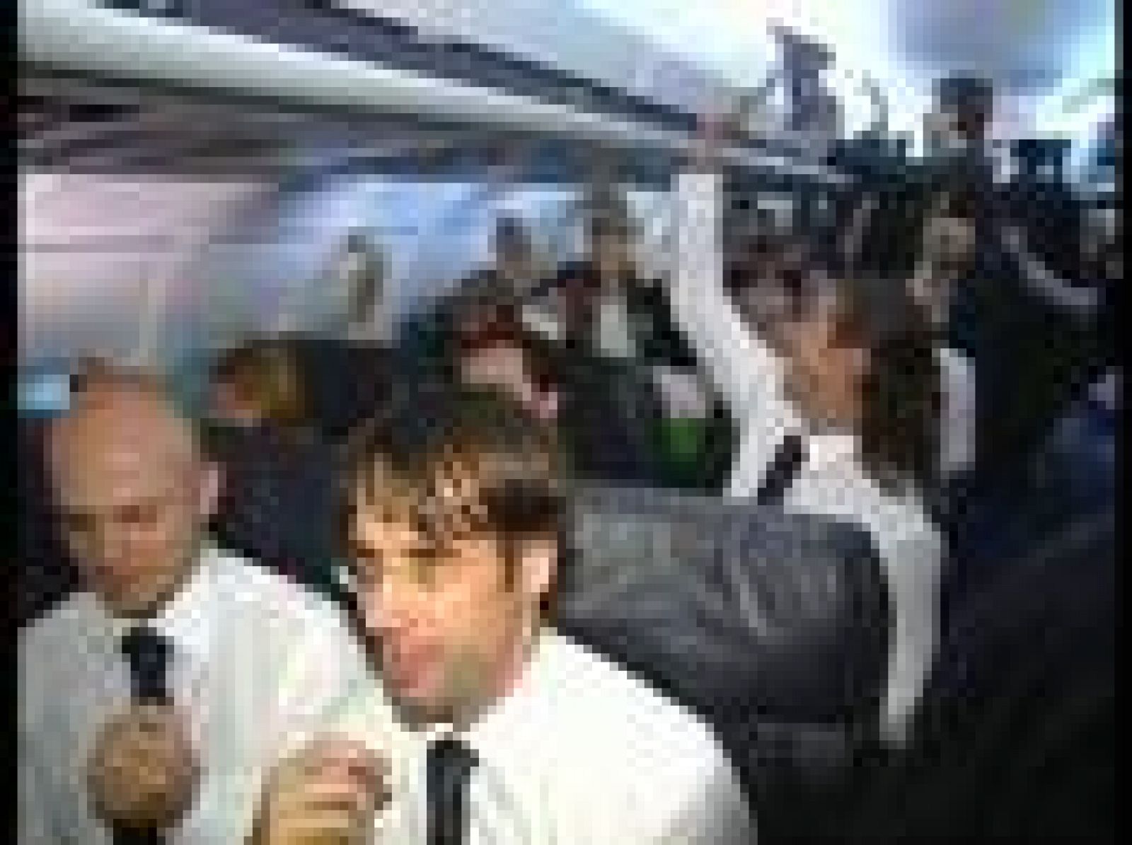 'Club de Fútbol' muestra a los jugadores del Real Madrid celebrando el título de Liga en 'La Saeta', el avión del club, mientras el equipo ganador del campeonato volaba desde Pamplona hasta Madrid.