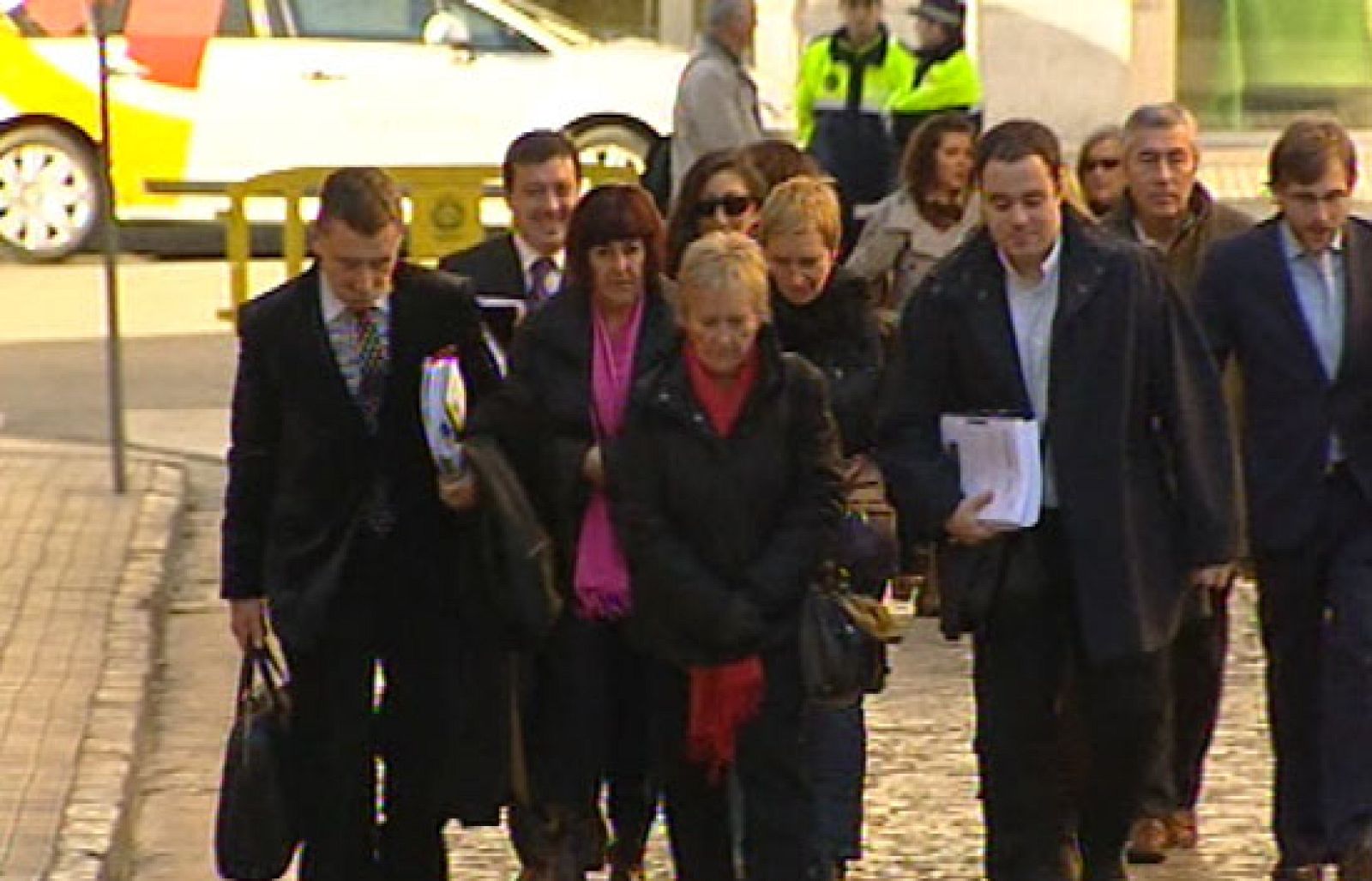   Hoy se ha reanudado el  juicio por la muerte del  Alcalde de Fago. La defensa ha citado a declarar a 23 testigos, entre ellos la hermana del único acusado. Marisa Mainar ha insistido en que su hermano Santiago es inocente y  dice que se autoinculpó para librar al  pueblo de la presión. Es lo mismo que el acusado declaró en la priemra sesión.