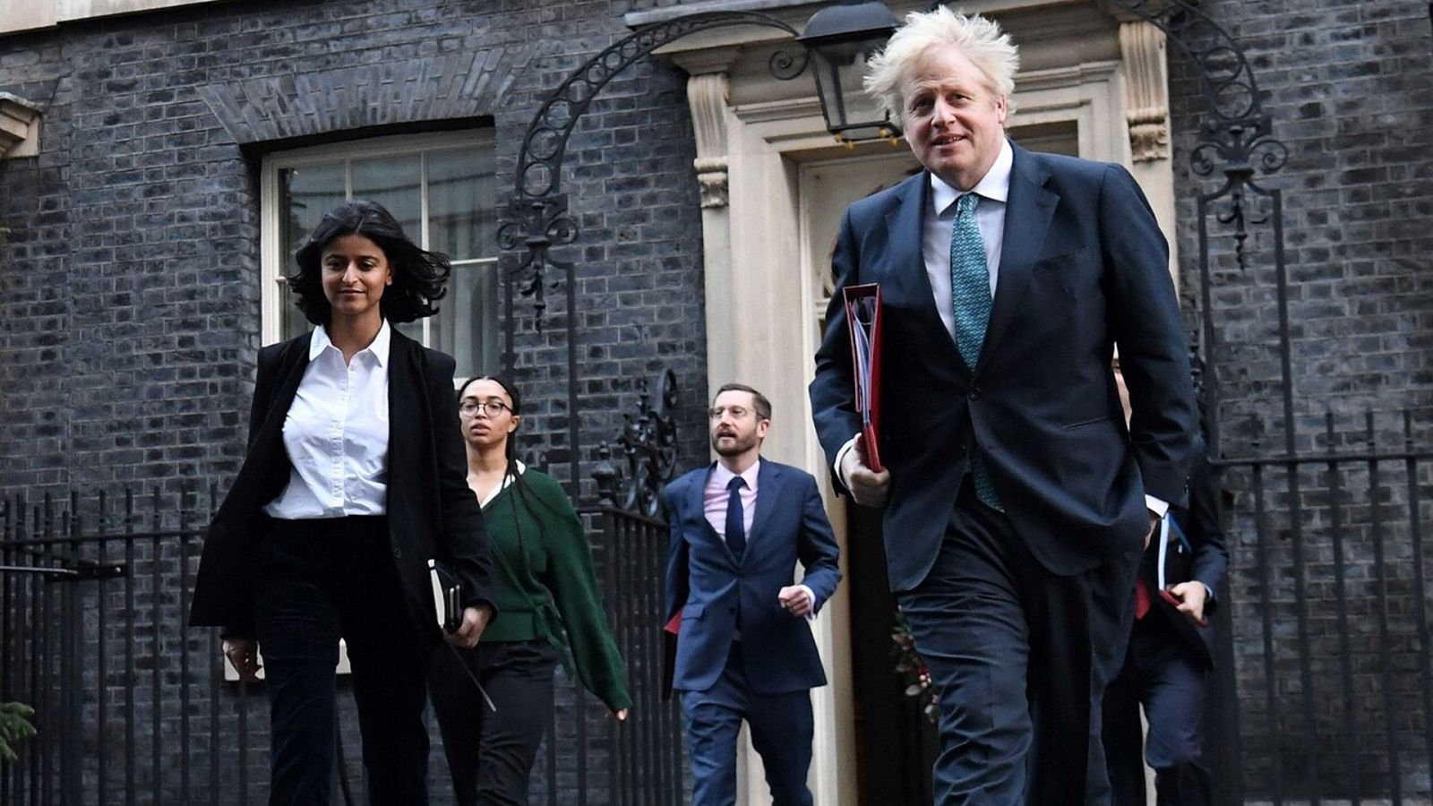 Dimiten cinco asesores de Johnson tras los escándalos de las fiestas en Downing Street - Ver ahora