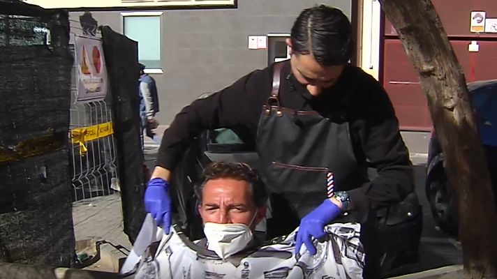 Telediario 1 - El peluquero de las personas sin hogar: "Es una oportunidad de tener un corte de pelo y poder buscar trabajo"