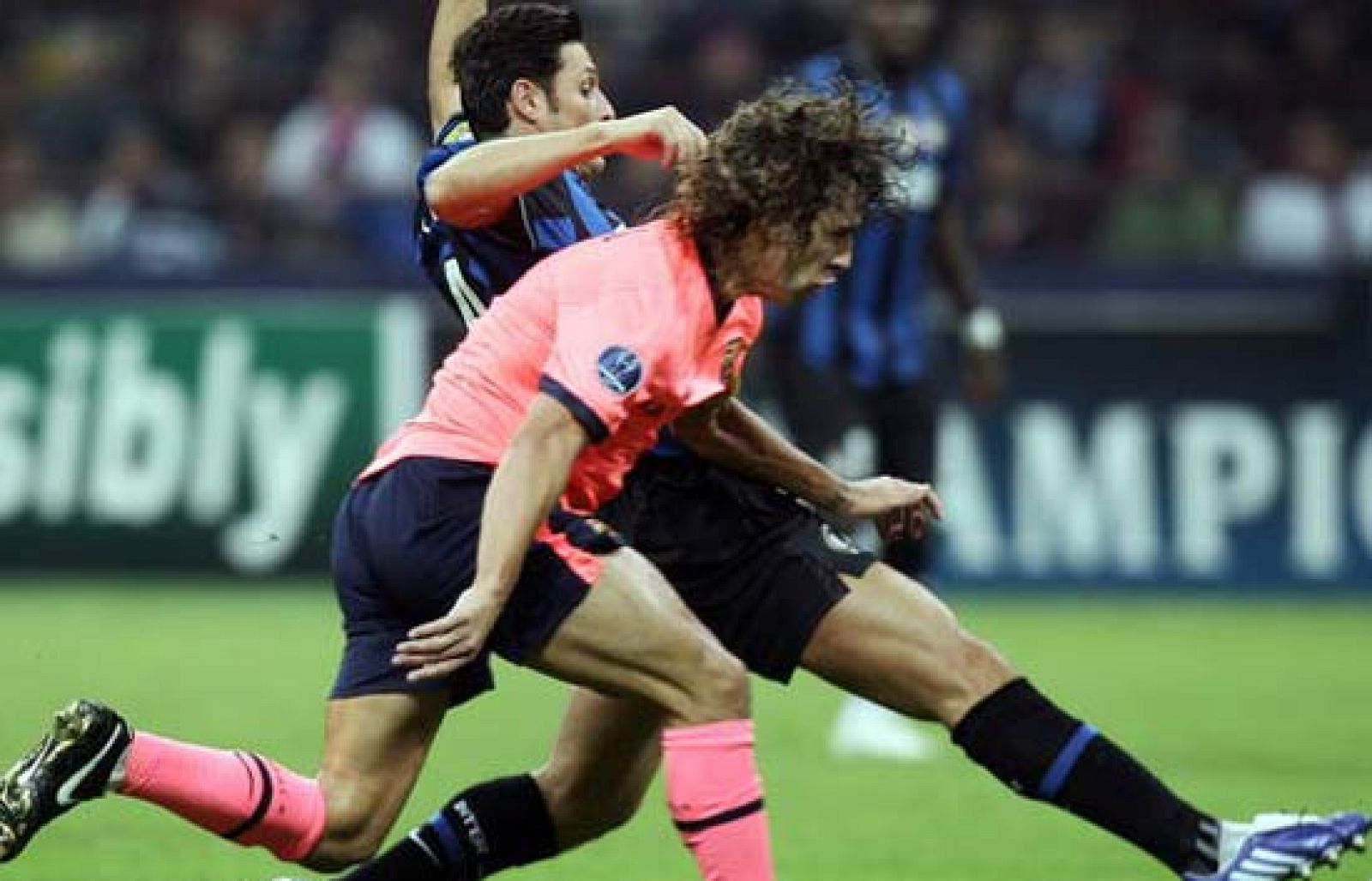 Sin programa: Puyol reta a Eto'o en el Camp Nou | RTVE Play