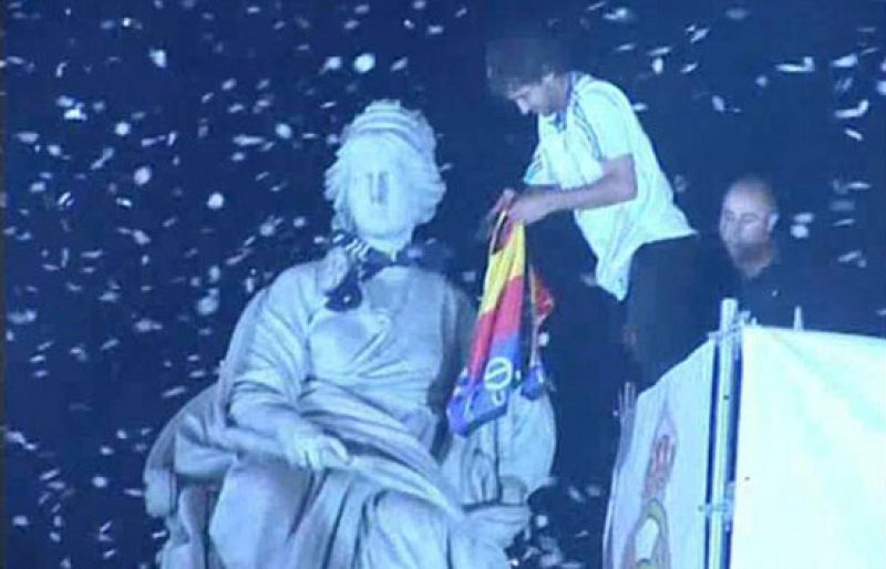  Cumpliendo con la tradición, el capital del Real Madrid, celebra la consecución del 31º campeonato liguero del Real Madrid subiendo a la estatua de la Cibeles para dedicar a la diosa el triunfo del equipo blanco. 