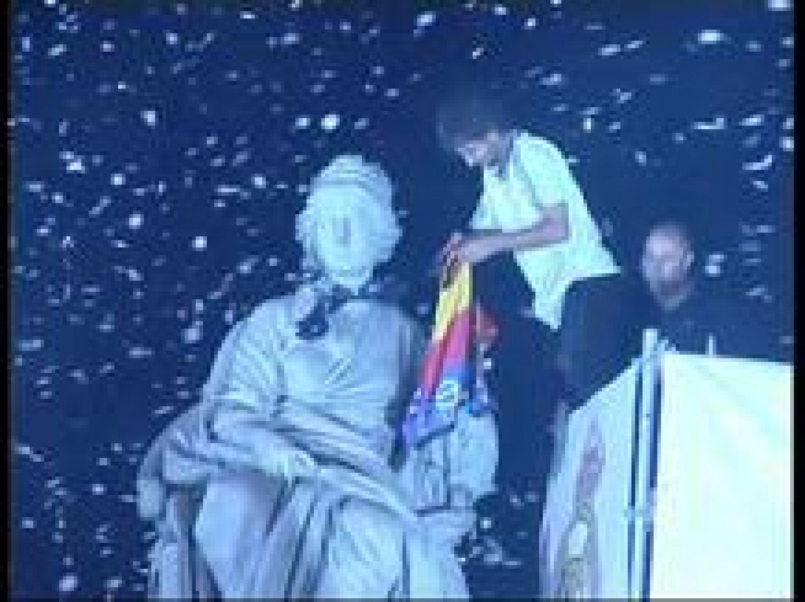  Cumpliendo con la tradición, el capital del Real Madrid, celebra la consecución del 31º campeonato liguero del Real Madrid subiendo a la estatua de la Cibeles para dedicar a la diosa el triunfo del equipo blanco. 