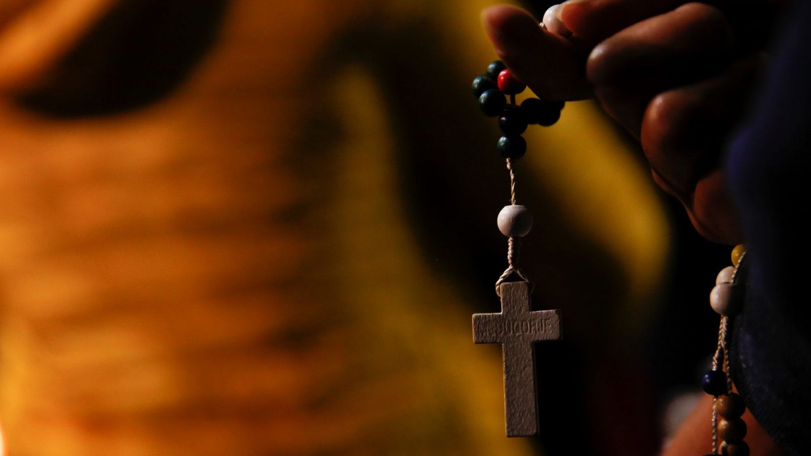 Abusos en la Iglesia: "Primero me violaba y luego le ayudaba en secretaría"