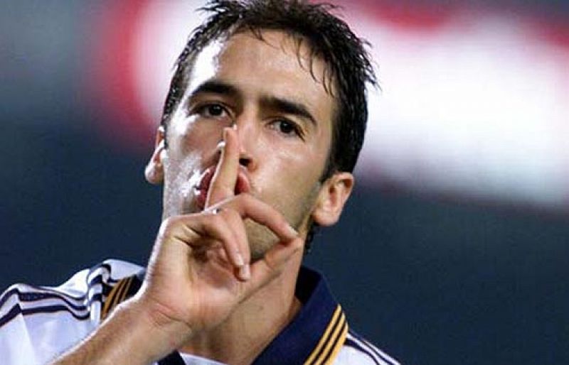 Es una de las imágenes más recordadas del Barça - Madrid de 1999. Raúl marcó un gol y se llevó el dedo a la boca para mandar callar a la afición blaugrana.