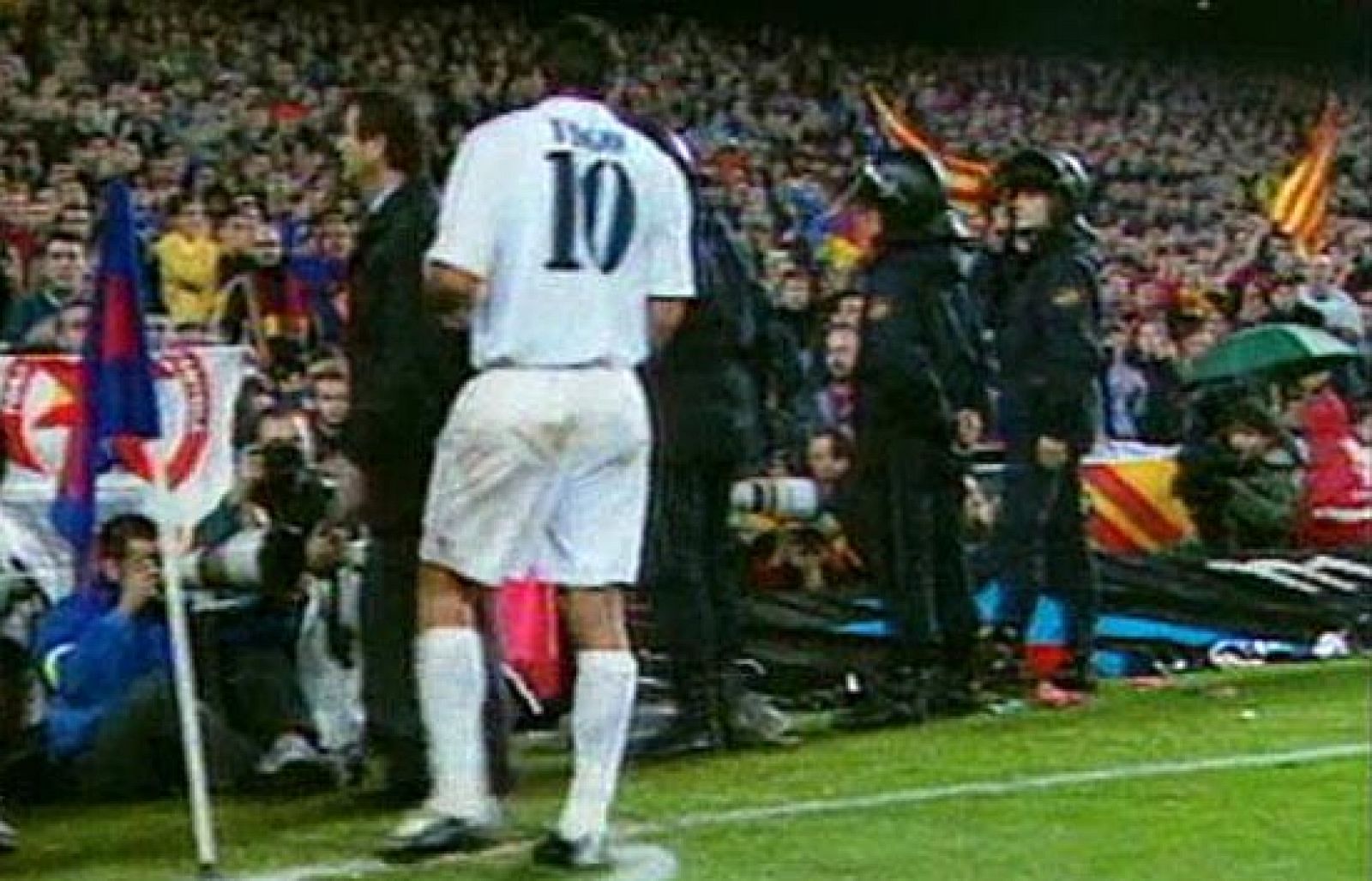 El regreso de Figo al Camp Nou vestido de blanco fue toda una provocación para los aficionados culés. La lluvia de objetos fue histórica y quedó simbolizada por una cabeza de cochinillo que fue lanzada al césped.