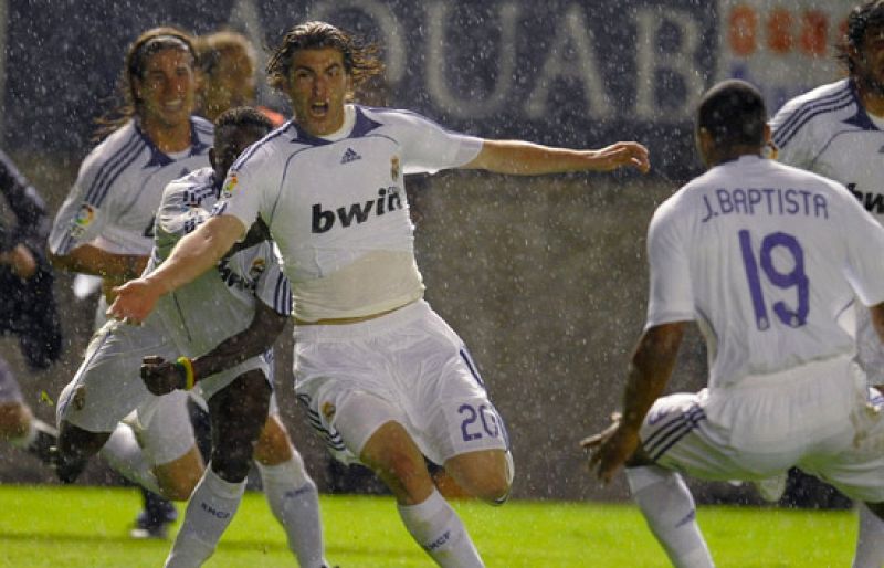  En tres minutos épicos, el Real Madrid remonta un partido que tenía en contra, perdiendo por un gol y con un hombre menos por expulsión de Cannavaro. Robben e Higuaín firmaron la narración heroica de una noche que valió un título.