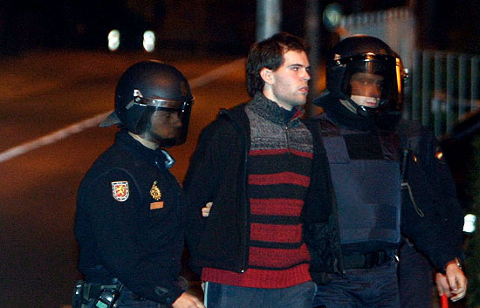 Las Fuerzas de Seguridad del Estado han efectuado esta noche treinta y seis detenciones en el País Vasco y Navarra en una operación contra Segi, la ilegalizada rama juvenil de Batasuna. Han efectuado al menos 34 registros en domicilios, gaztetxes (sedes juveniles) y sociedades gastronómicas. La operación sigue abierta, por lo que puede haber aún más detenciones y registros (24/11/09)