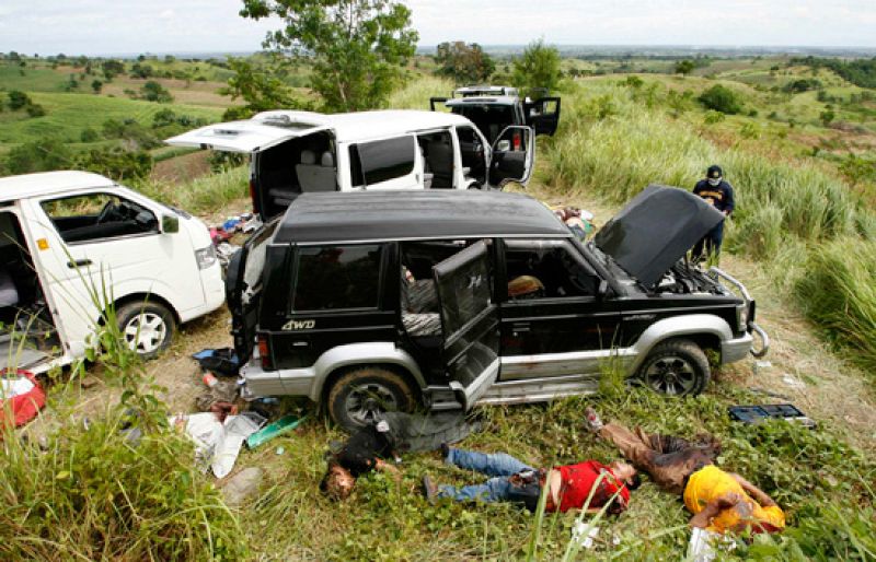 El número de muertos en la matanza por una disputa electroal en Filipinas asciende ya a 46 tras hallarse dos fosas comunes en la zona.  