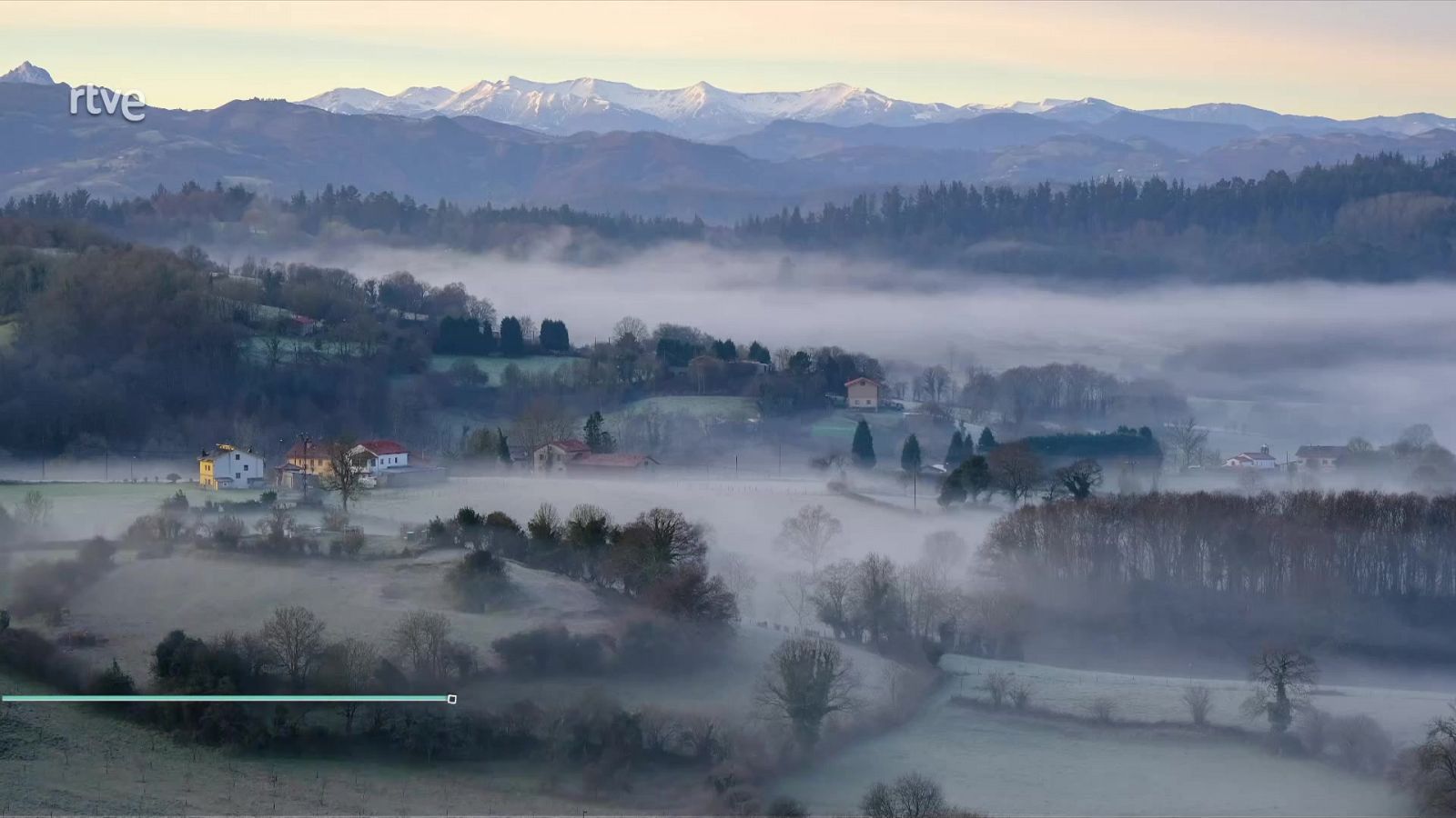 Viento fuerte o con intervalos de fuerte en el Estrecho, Ampurdán, Menorca, Pirineos, bajo Ebro y puntos del oeste de Canarias - ver ahora