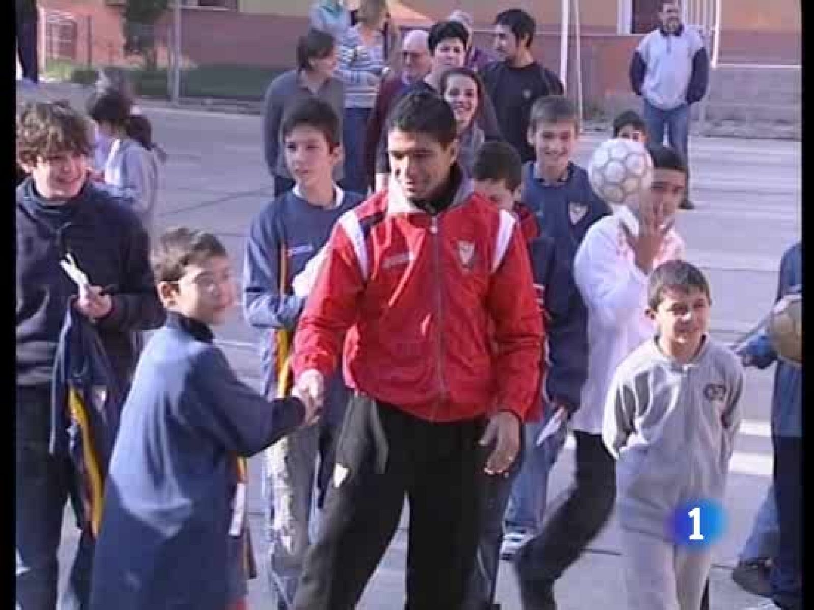 El Sevilla ha querido ayudar con su presencia a los niños rumanos que viven en la comunidad marista española. Capel y Negredo pueden ser las novedades.