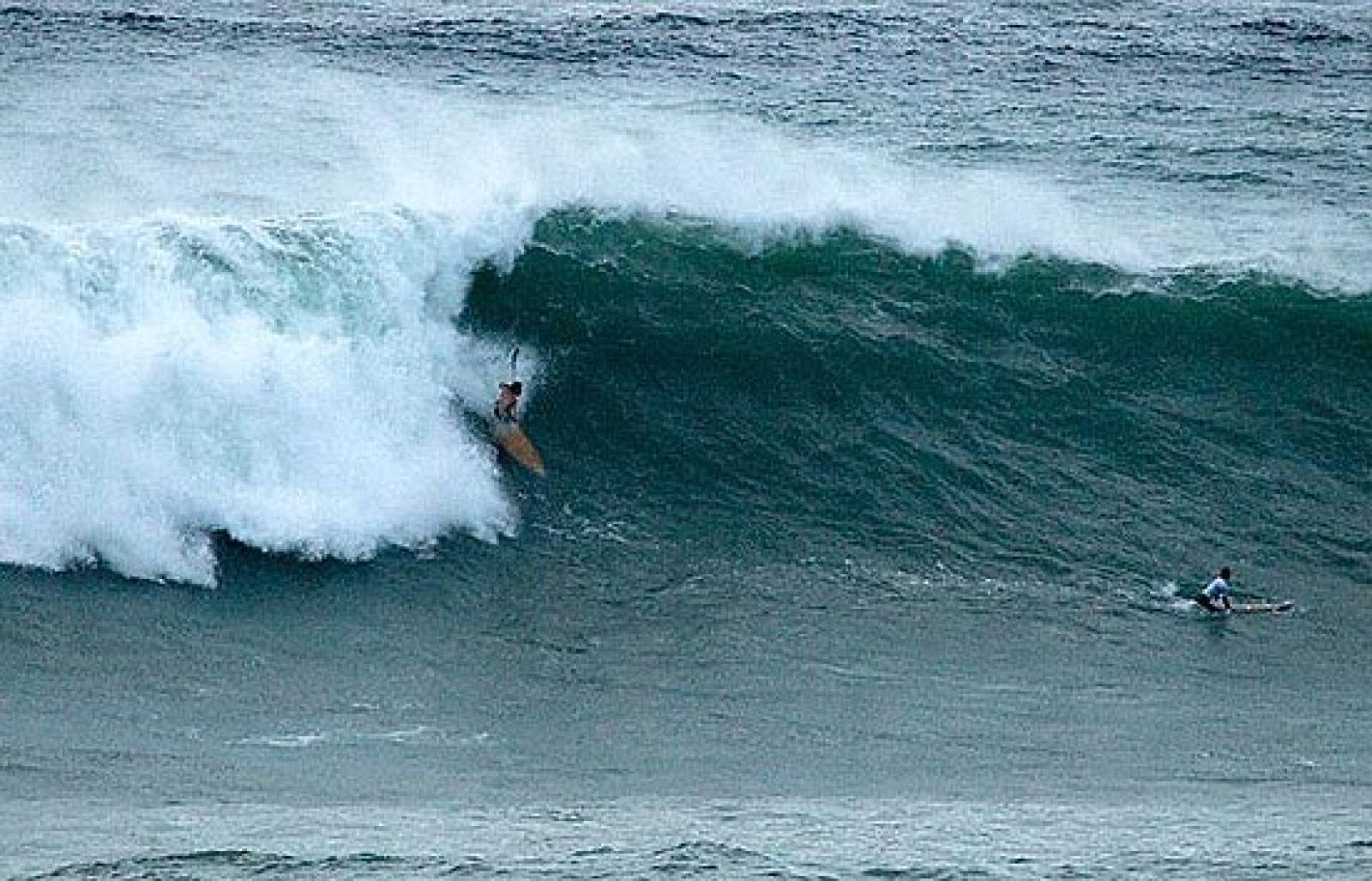 Espléndidas condiciones en la playa guipuzcoana de Playa Gris para la práctica del surf.
