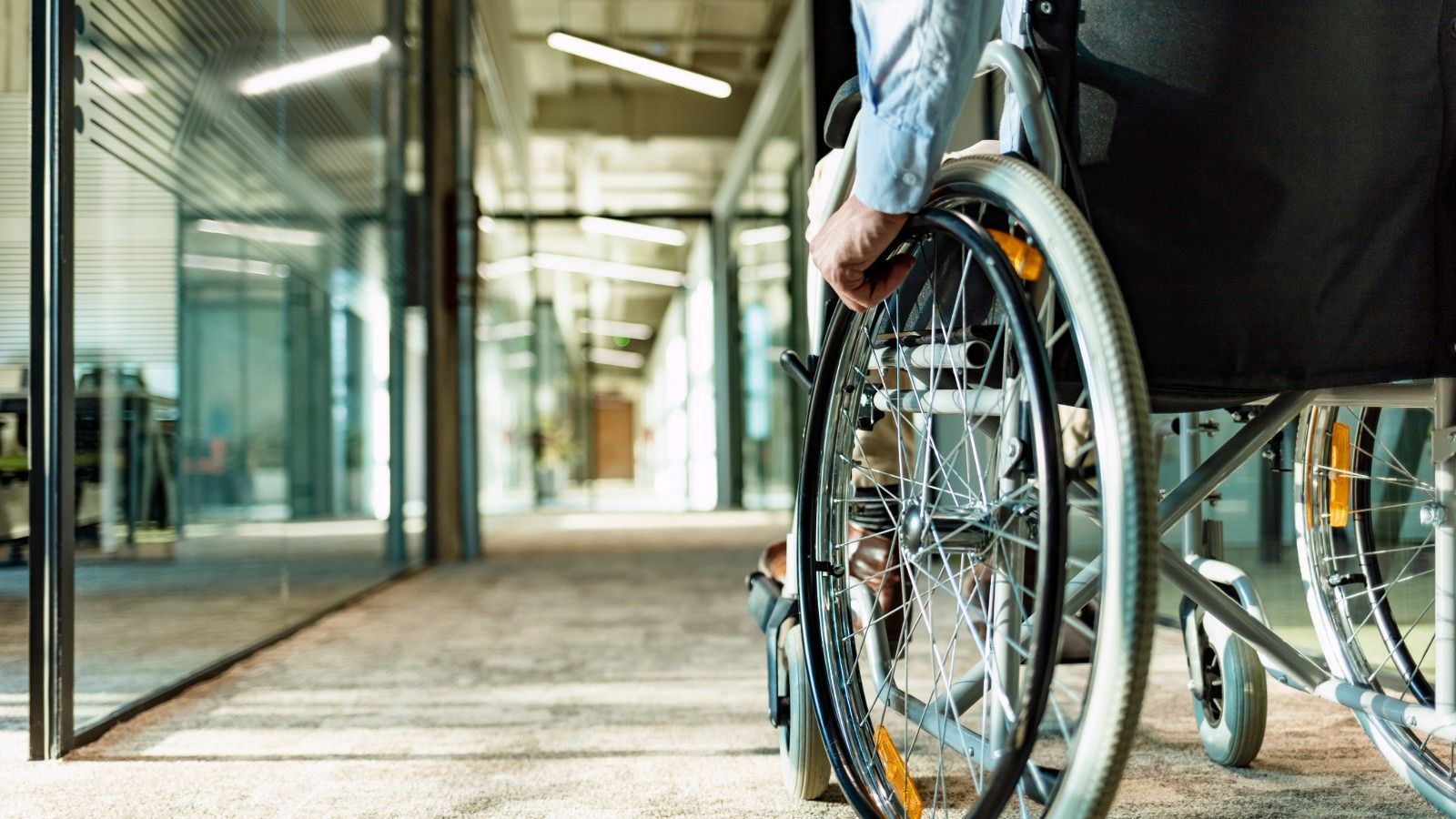 Tres parapléjicos vuelven a andar tras un implante