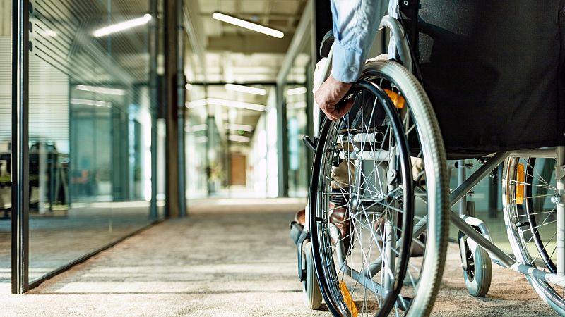 Tres parapléjicos vuelven a andar tras un implante de electrodos con inteligencia artificial