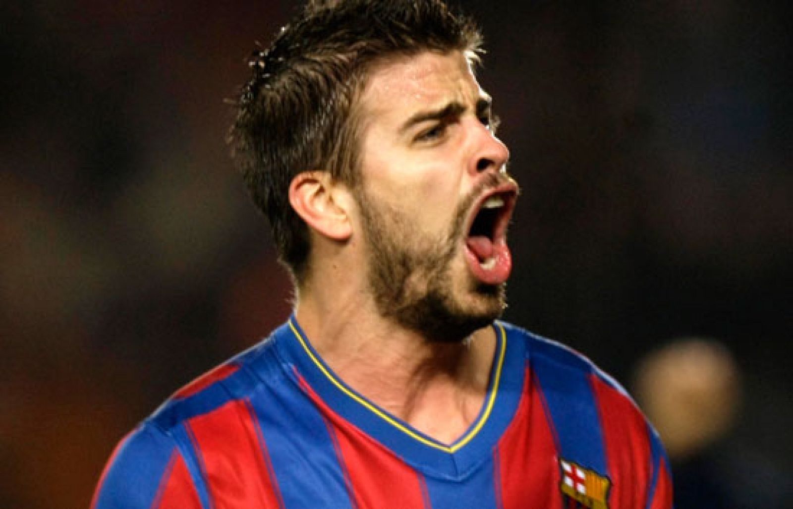 Gerard Piqué aprovecha un balón muerto en un saque de esquina para hacer el 1-0 ante el Inter. 