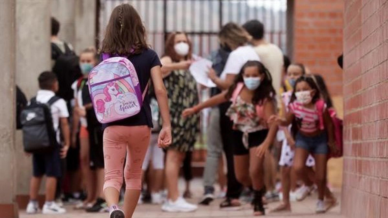 El Gobierno elimina el uso de las mascarillas en exteriores, también en los recreos y patios de colegios