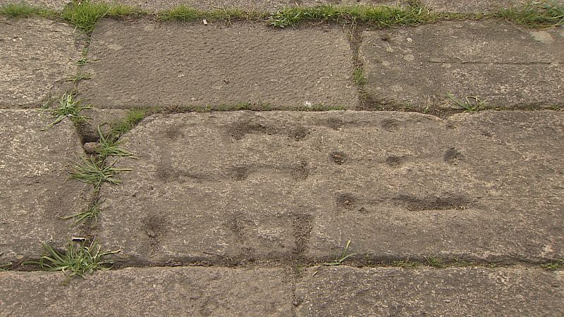 Douscentos taboleiros de xogo clásicos agochados na pedra de Santiago