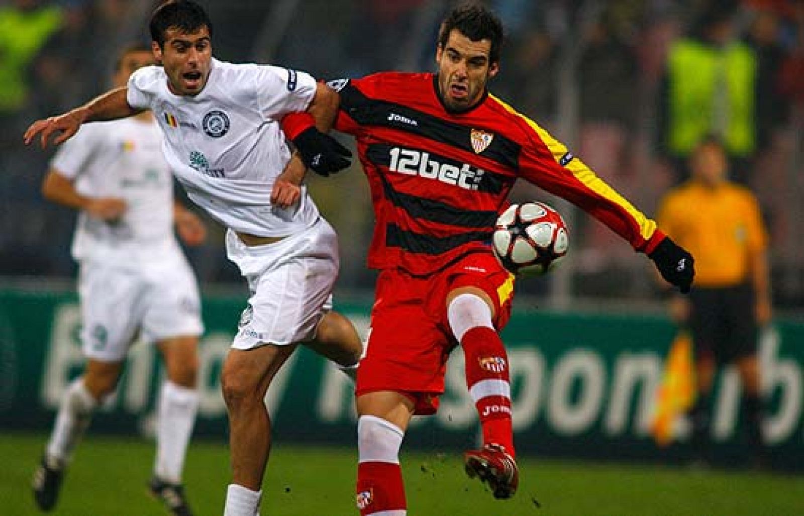 La primera plaza deberá esperar después de que el Sevilla FC no haya logrado sumar ningún punto ante el FC Unirea Urziceni en el encuentro correspondiente a la quinta jornada de la UEFA Champions League.