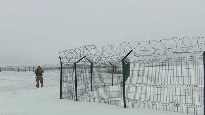 Telediario 2 - Fortificaciones, túneles y trincheras protegen la frontera ucraniana de una posible invasión rusa